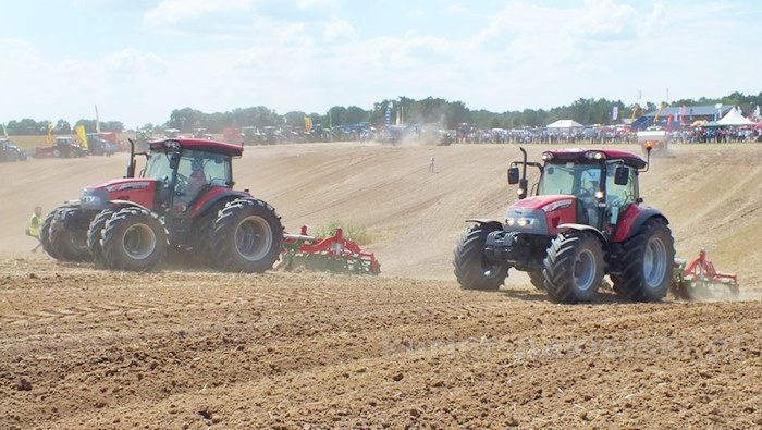 Parada ciągników i pokaz praktyczny możliwości maszyn rolniczych w Minikowie