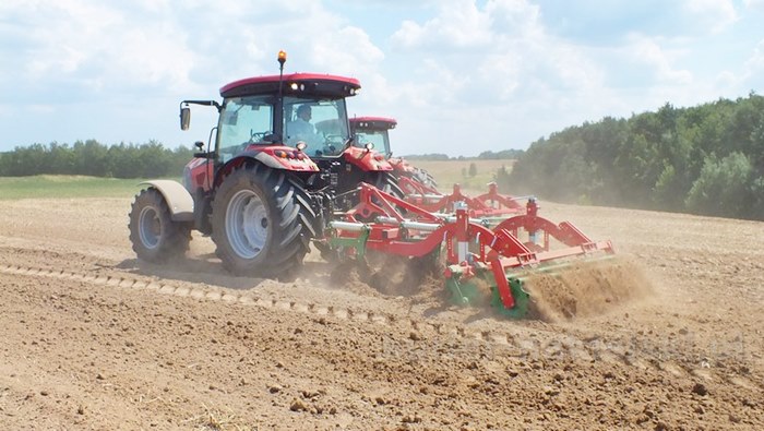 Parada ciągników i pokaz praktyczny możliwości maszyn rolniczych w Minikowie