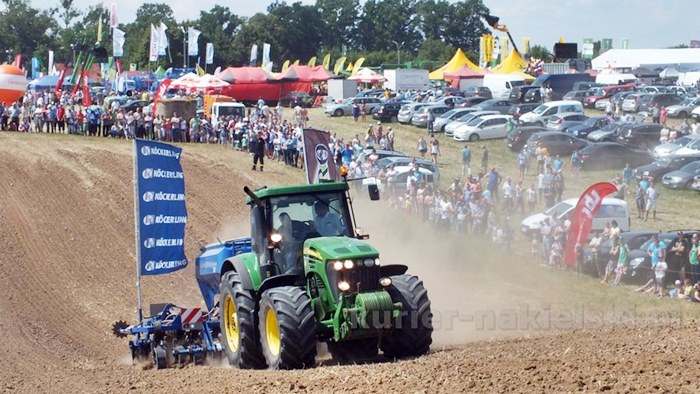 Parada ciągników i pokaz praktyczny możliwości maszyn rolniczych w Minikowie