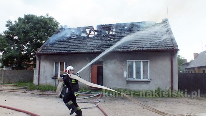 Spłonęło poddasze z dachem budynku mieszkalnego w Paterku