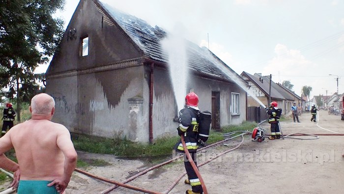 Spłonęło poddasze z dachem budynku mieszkalnego w Paterku