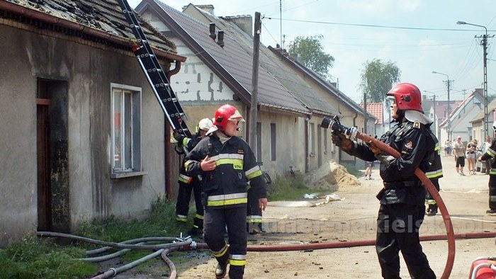 Spłonęło poddasze z dachem budynku mieszkalnego w Paterku