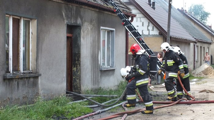 Spłonęło poddasze z dachem budynku mieszkalnego w Paterku