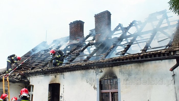Spłonęło poddasze z dachem budynku mieszkalnego w Paterku