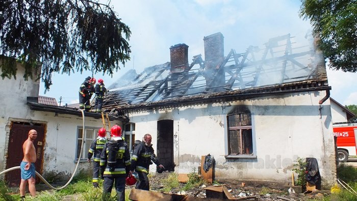 Spłonęło poddasze z dachem budynku mieszkalnego w Paterku