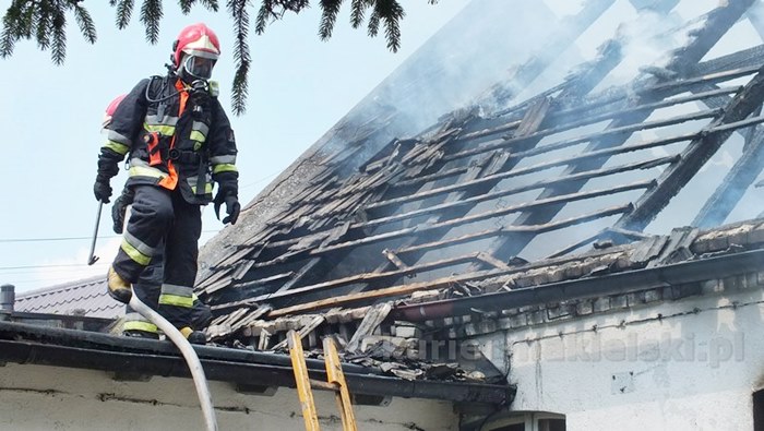 Spłonęło poddasze z dachem budynku mieszkalnego w Paterku