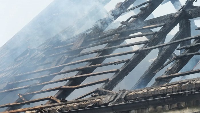 Spłonęło poddasze z dachem budynku mieszkalnego w Paterku