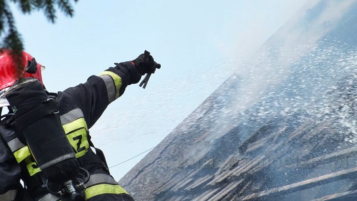 Spłonęło poddasze z dachem budynku mieszkalnego w Paterku