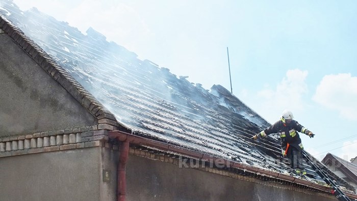 Spłonęło poddasze z dachem budynku mieszkalnego w Paterku