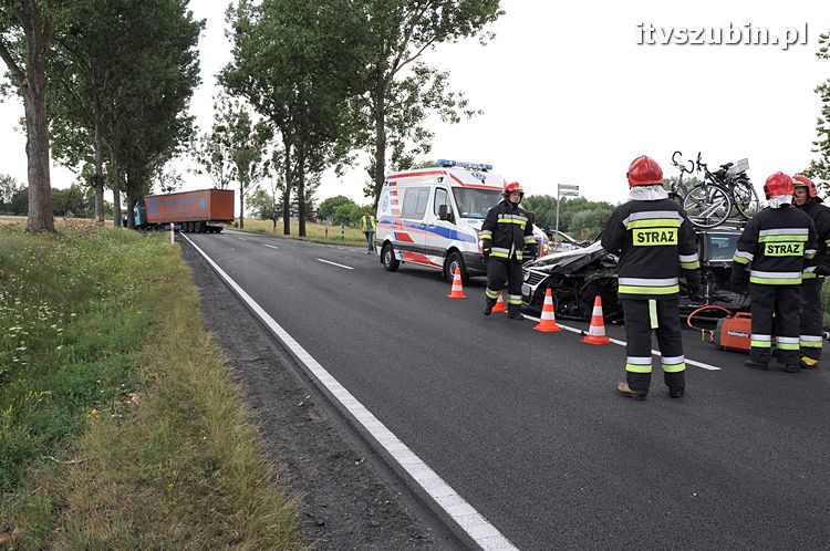 Kolizja osobówki z Tirem w Łachowie