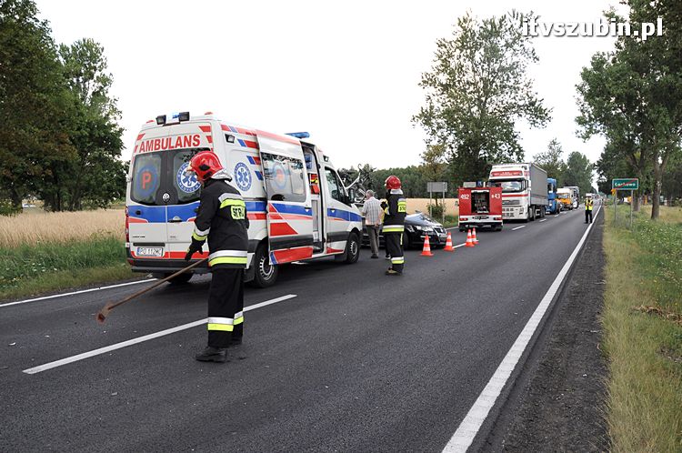 Kolizja osobówki z Tirem w Łachowie