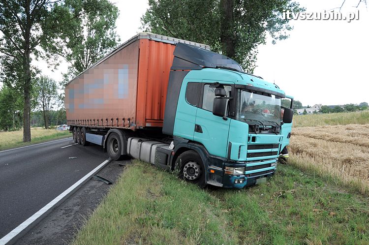Kolizja osobówki z Tirem w Łachowie