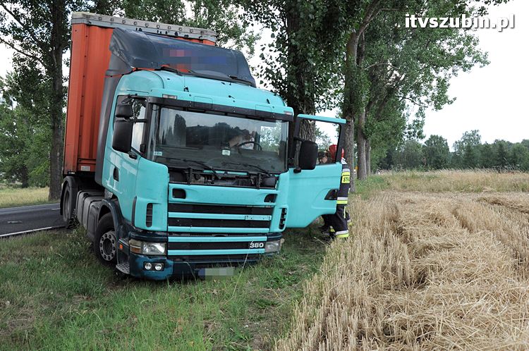 Kolizja osobówki z Tirem w Łachowie