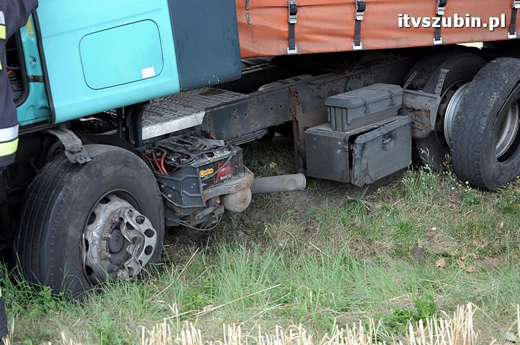 Kolizja osobówki z Tirem w Łachowie