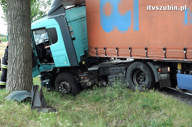 Kolizja osobówki z Tirem w Łachowie