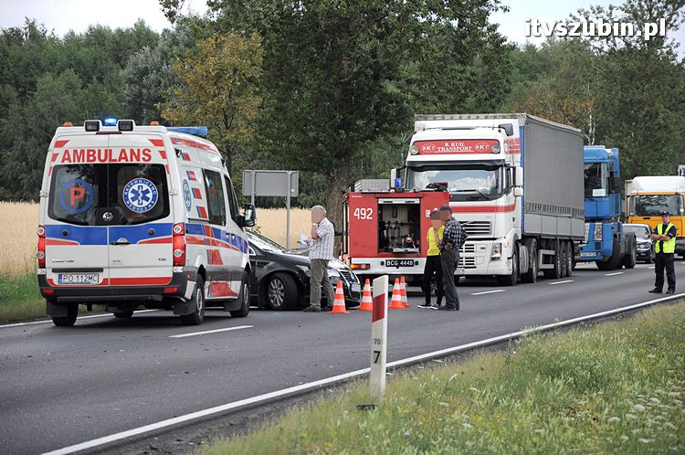 Kolizja osobówki z Tirem w Łachowie