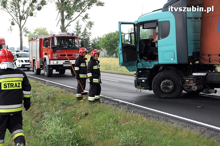Kolizja osobówki z Tirem w Łachowie