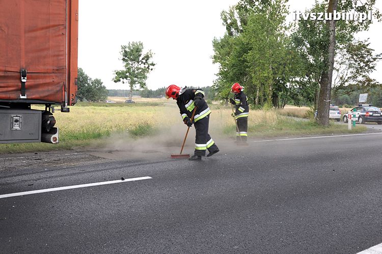 Kolizja osobówki z Tirem w Łachowie