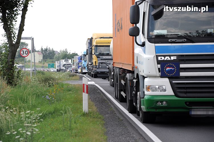 Kolizja osobówki z Tirem w Łachowie