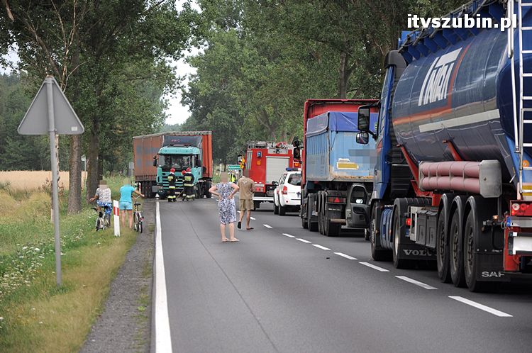 Kolizja osobówki z Tirem w Łachowie