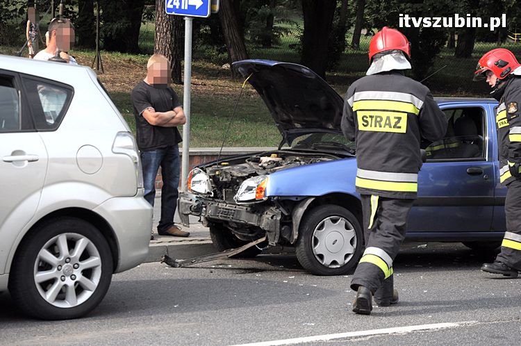 Kolizja trzech osobówek w Szubinie