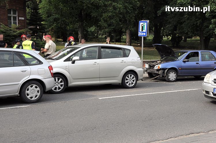 Kolizja trzech osobówek w Szubinie