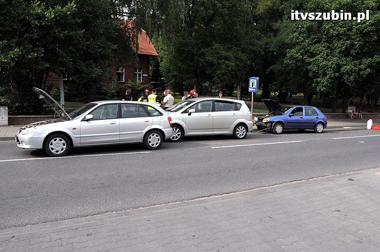 Kolizja trzech osobówek w Szubinie
