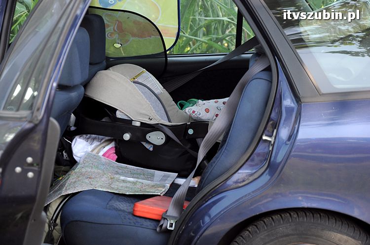 Cudem uniknęli zderzenia z przydrożnym drzewem