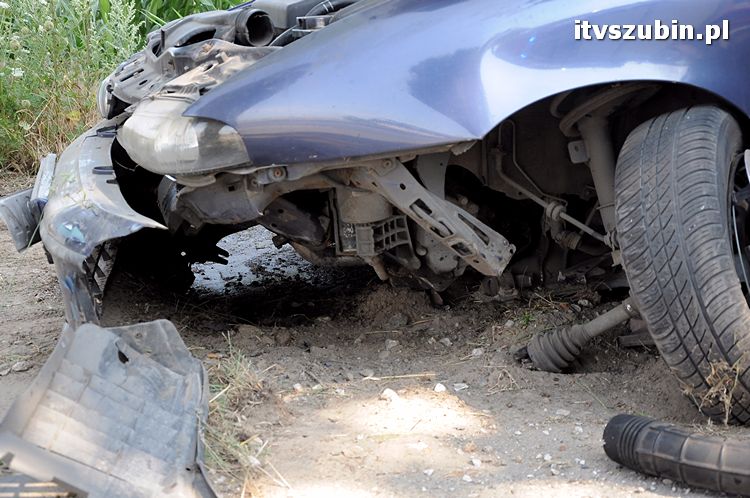 Cudem uniknęli zderzenia z przydrożnym drzewem