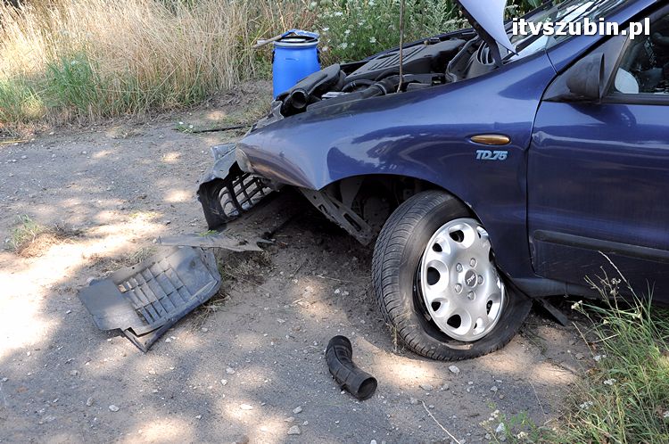Cudem uniknęli zderzenia z przydrożnym drzewem