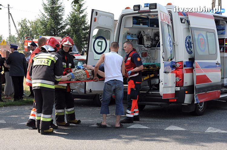 Cudem uniknęli zderzenia z przydrożnym drzewem