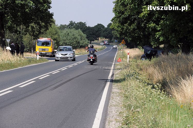Cudem uniknęli zderzenia z przydrożnym drzewem