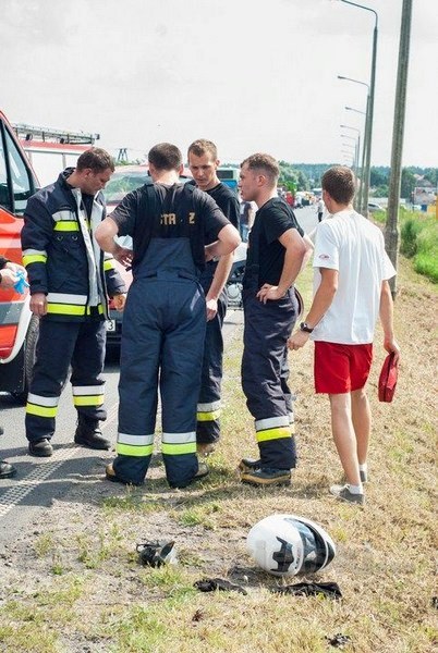 Dwie 25 letnie osoby jadące motocyklem trafiły do szpitala