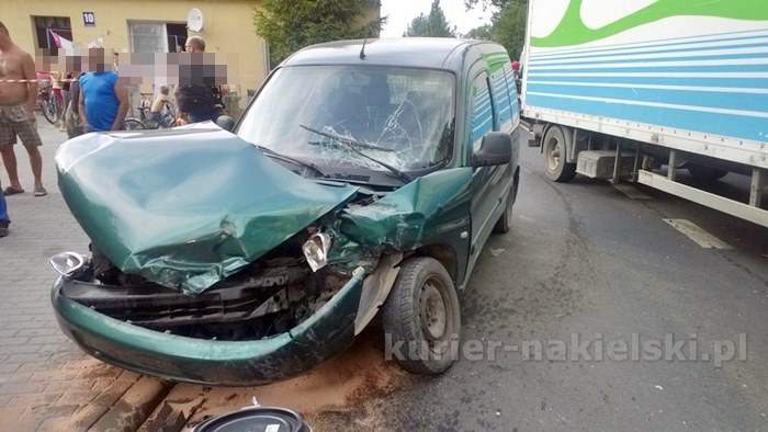 Zderzenie samochodu osobowego z ciężarowym w Chrząstowie
