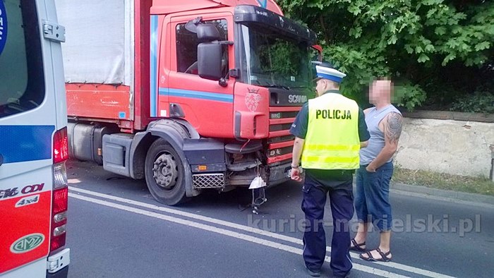 Zderzenie samochodu osobowego z ciężarowym w Chrząstowie