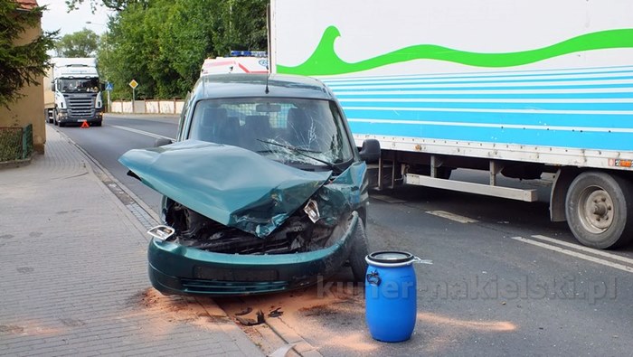 Zderzenie samochodu osobowego z ciężarowym w Chrząstowie