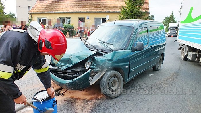 Zderzenie samochodu osobowego z ciężarowym w Chrząstowie