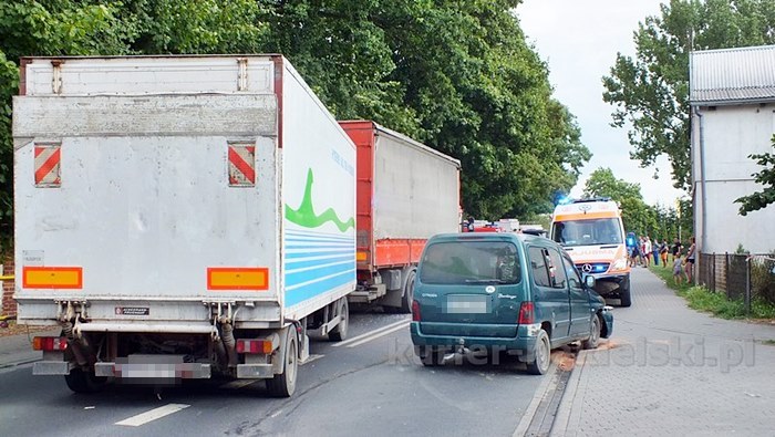 Zderzenie samochodu osobowego z ciężarowym w Chrząstowie