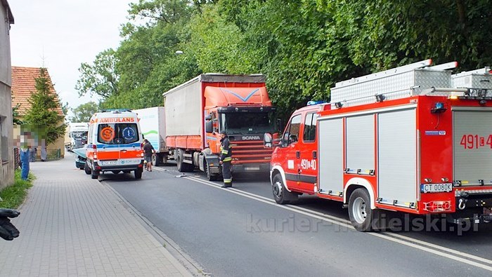 Zderzenie samochodu osobowego z ciężarowym w Chrząstowie