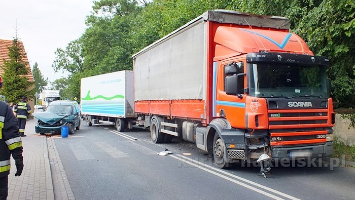 Zderzenie samochodu osobowego z ciężarowym w Chrząstowie