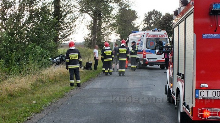 Volkswagenem Golfem uderzyła w drzewo