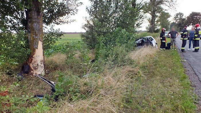 Volkswagenem Golfem uderzyła w drzewo