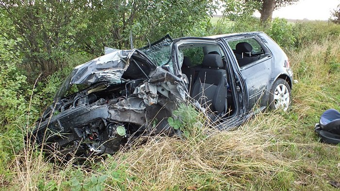 Volkswagenem Golfem uderzyła w drzewo