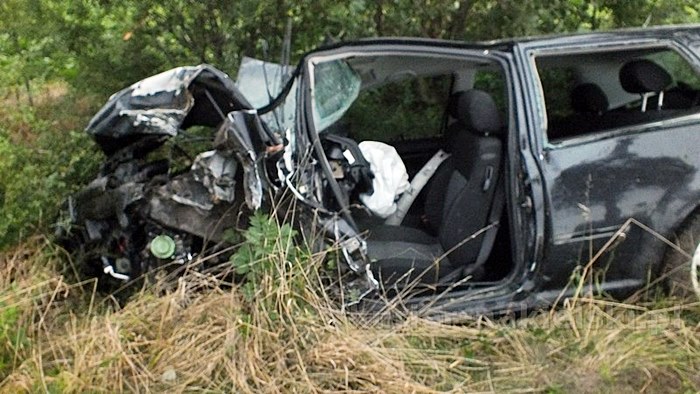 Volkswagenem Golfem uderzyła w drzewo