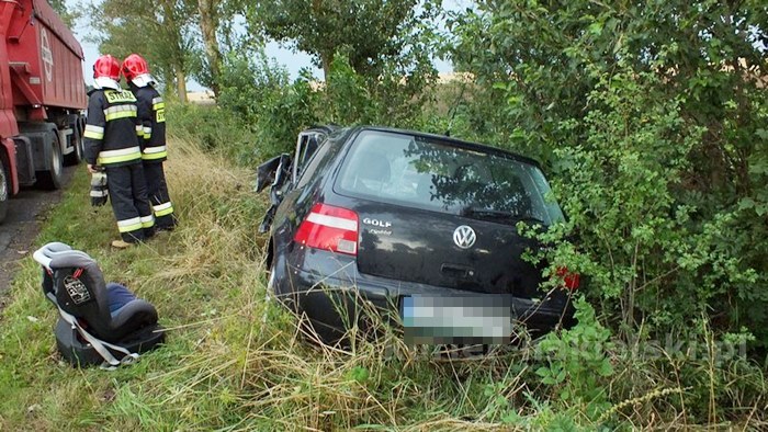 Volkswagenem Golfem uderzyła w drzewo