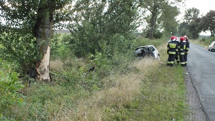 Volkswagenem Golfem uderzyła w drzewo