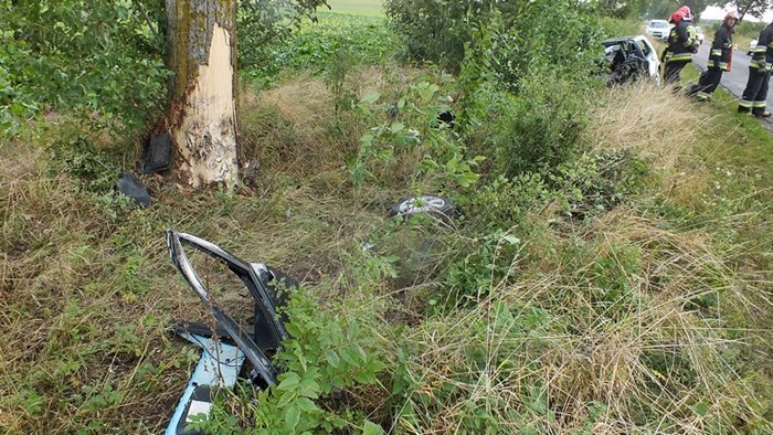 Volkswagenem Golfem uderzyła w drzewo