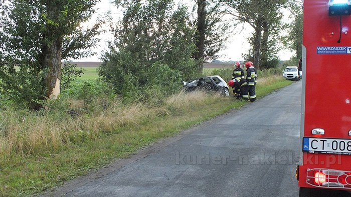 Volkswagenem Golfem uderzyła w drzewo
