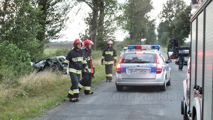 Volkswagenem Golfem uderzyła w drzewo