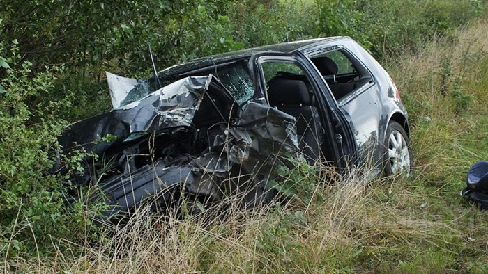 Volkswagenem Golfem uderzyła w drzewo